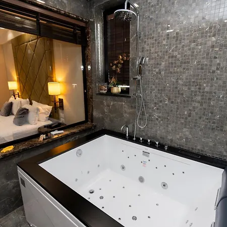 Отель Golden Palace 5*